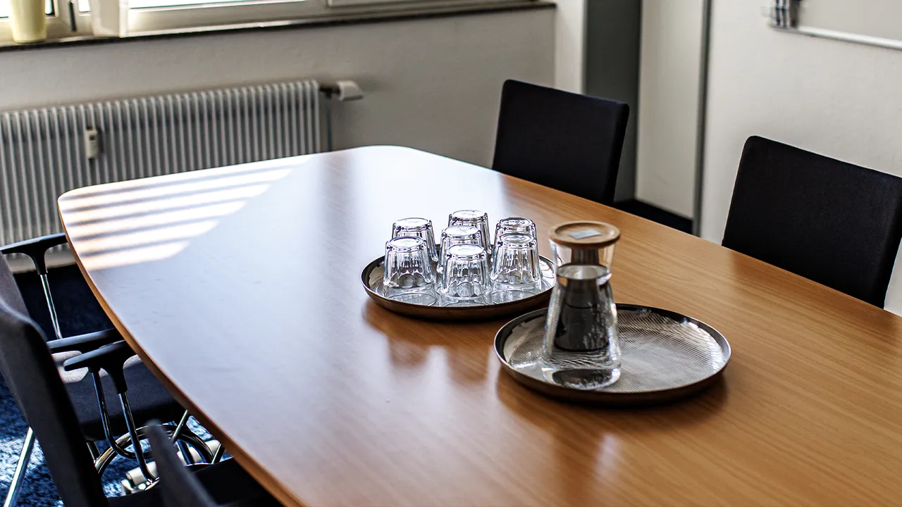 office-phone-workspace-konferenzraum