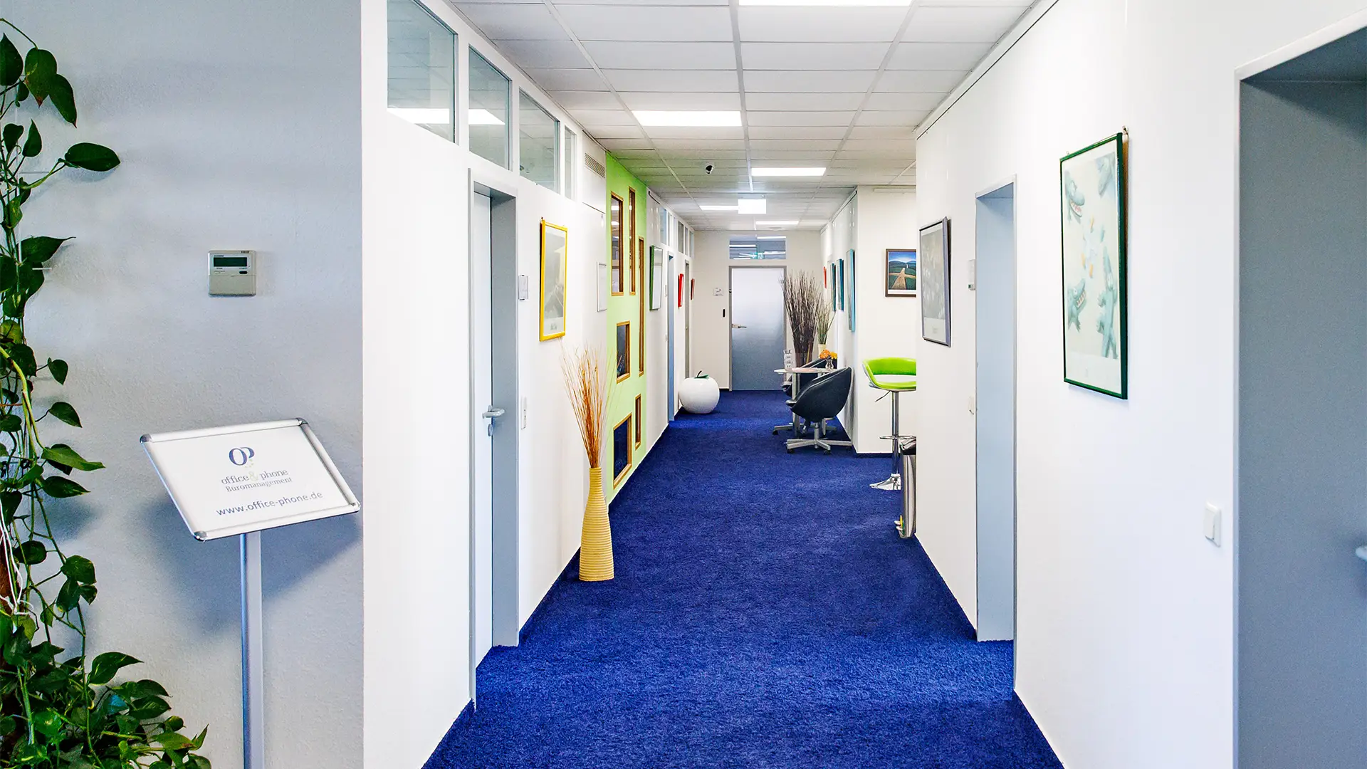 office-phone-workspaces-4